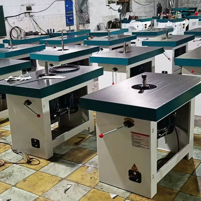 Macchina di fresatura per la lavorazione del legno a tavola verticale con spessore di lavoro massimo di 120 mm