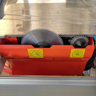 Velocità di punteggio 8000 r/min CNC-6132 Seghe a tavola scorrevole a doppia lama per lavori di costruzione
