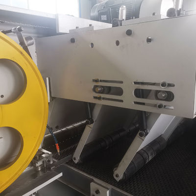 0.37kw Motore di sollevamento Maschera di segatura orizzontale a fascia di legno con doppia lama e trasportatore