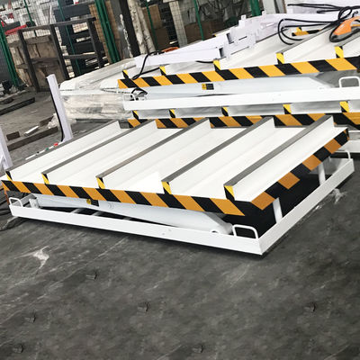 Tavola di sollevamento a forbice idraulica per la lavorazione e il carico di mobili a pannelli