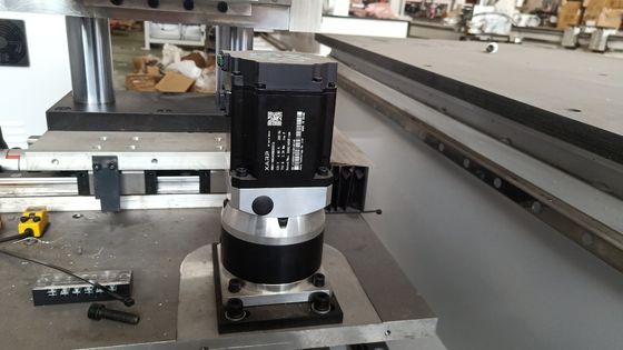 Macchina avanzata per la perforazione della cerniera a chiusura di porte CNC con servomotore da 750W x3