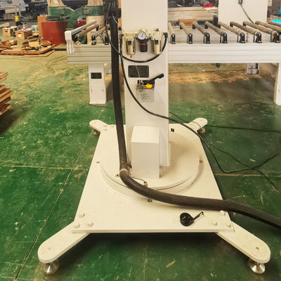 Il braccio meccanico è la chiave per una manipolazione efficace del materiale nella lavorazione di tavole di porta in legno