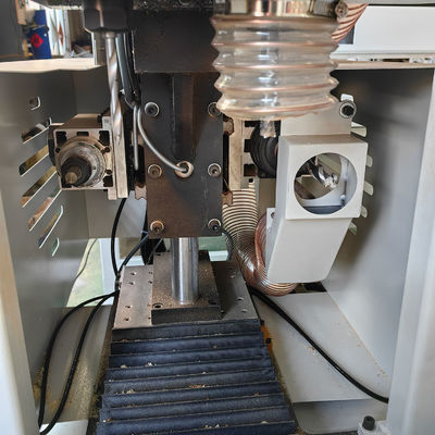 Macchina per la perforazione di porte in legno completamente automatica Macchina a chiave CNC per un'operazione facile