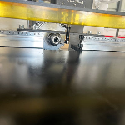 Perforazione verticale a cerniera per pannelli di porte per mobili in officine di riparazione di macchine