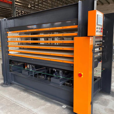 Macchina di stampa a caldo in legno laminato per porte di legno con alta produttività e buona