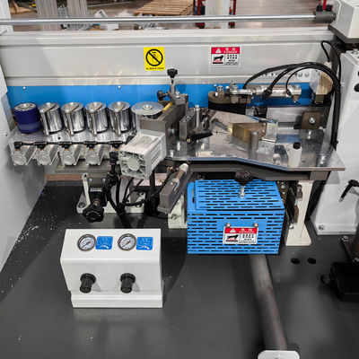 Macchina per la lavorazione del legno da 12 kW di potenza per la bandatura ed il taglio del bordo con incollaggio e pulizia automatici