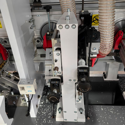 Macchina per la lavorazione del legno da 12 kW di potenza per la bandatura ed il taglio del bordo con incollaggio e pulizia automatici