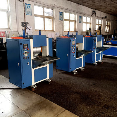 Precisione di alimentazione diretta Regolazione elettrica Macchina di incisione in legno con sollevamento a rulli