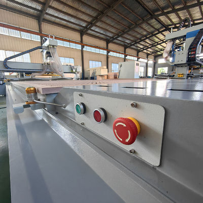 Macchina di taglio completamente automatica per la lavorazione del legno