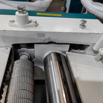 Macchina di pianificazione a lato singolo in legno Min. Spessore di pianificazione 8 mm Voltaggio 380V 50Hz 3 fasi