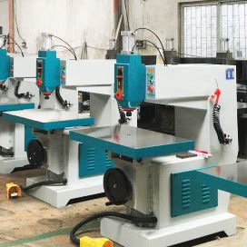Semi-automatico per la lavorazione del legno, stampaggio, fusione, stampaggio a fusione con albero inclinato e tavolo inclinato