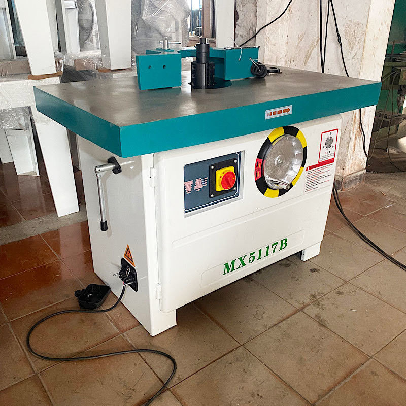 Macchina di fresatura per la lavorazione del legno a tavola verticale con spessore di lavoro massimo di 120 mm