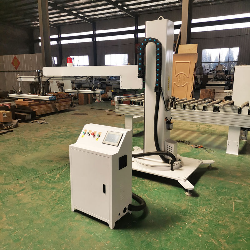 Il braccio meccanico è la chiave per una manipolazione efficace del materiale nella lavorazione di tavole di porta in legno