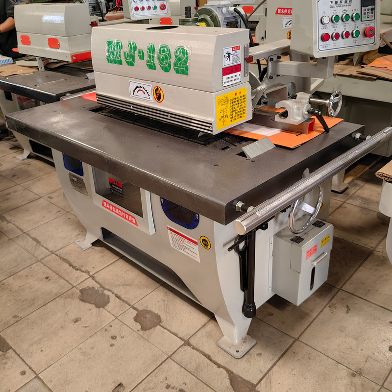 850 KG Alta precisione di taglio del legno Verticale Single Rip Saw Machine per mobili di spessore