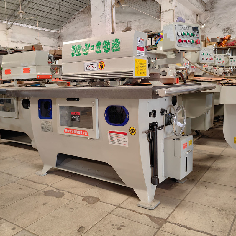 Serratura per taglio del legno in linea retta in una sega circolare longitudinale automatica